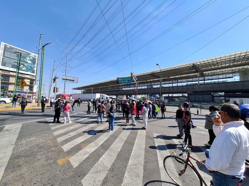 l accidente del martes 27 de enero puso en evidencia la falta de puentes peatonales accesibles y reductores de velocidad en este corredor de alto flujo vehicular hacia Heriberto Enríquez. Foto Abigail Alcántara / El Universal