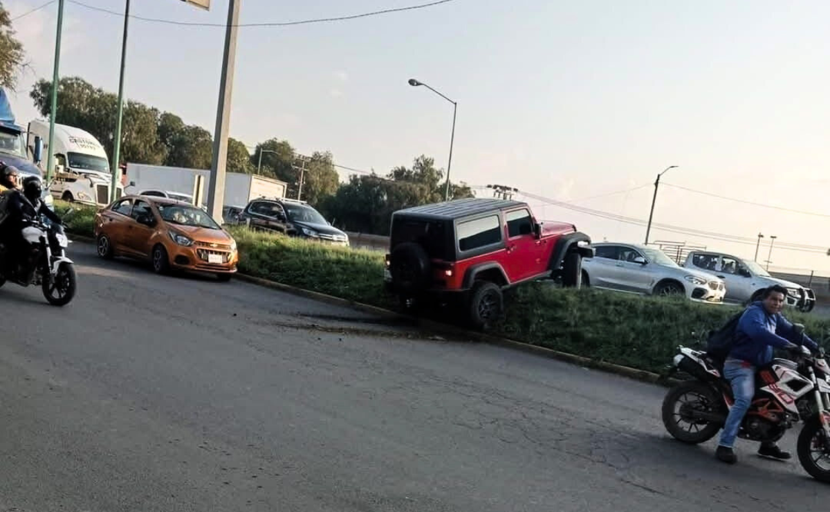 ¡Quiso evadir el tráfico y acabó atorado! Jeep 4x4 se atasca en camellón de la México-Querétaro