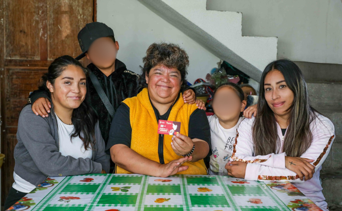 Mujeres de todas las edades celebran los beneficios del programa "Mujeres con Bienestar" Foto: Especial