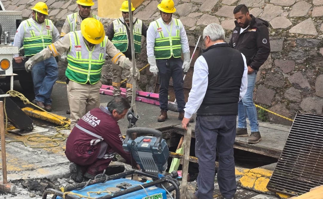 Trabajadores del Ayuntamiento de Toluca, CFE y Protección Civil laboran en el hundimiento sobre la avenida Independencia. Foto Especial