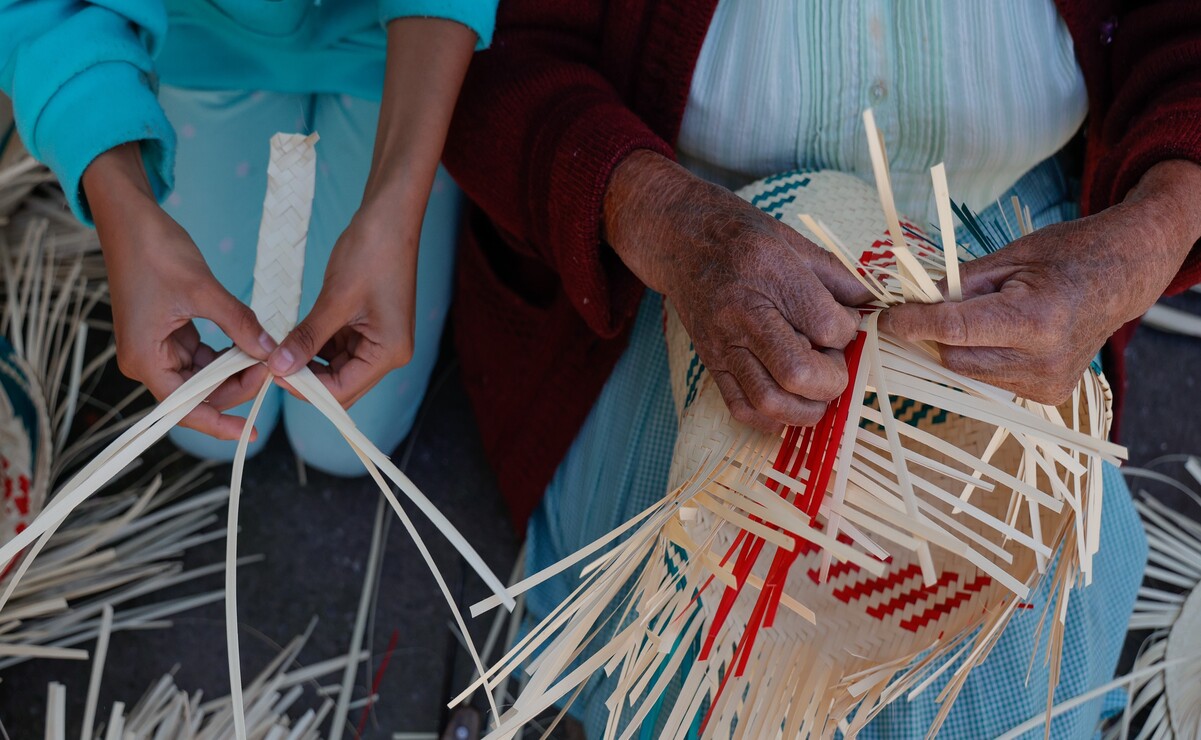 Otros trabajos que realizan son la confección de indumentaria, trenzado de fibras vegetales, deshilado, lana y algodón en telar de pedal. Foto: Arturo Hernández