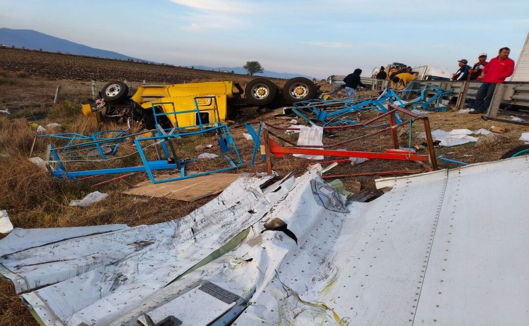 Un tráiler que transportaba motocicletas fue saqueado por pobladores en la autopista Arco Norte. Foto: Especial