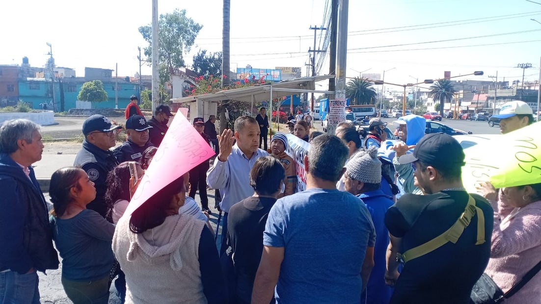 El entronque con Adolfo López Mateos permanece cerrado por afectados que denuncian falta de pago del IMSS-Bienestar a proveedores. Foto Especial