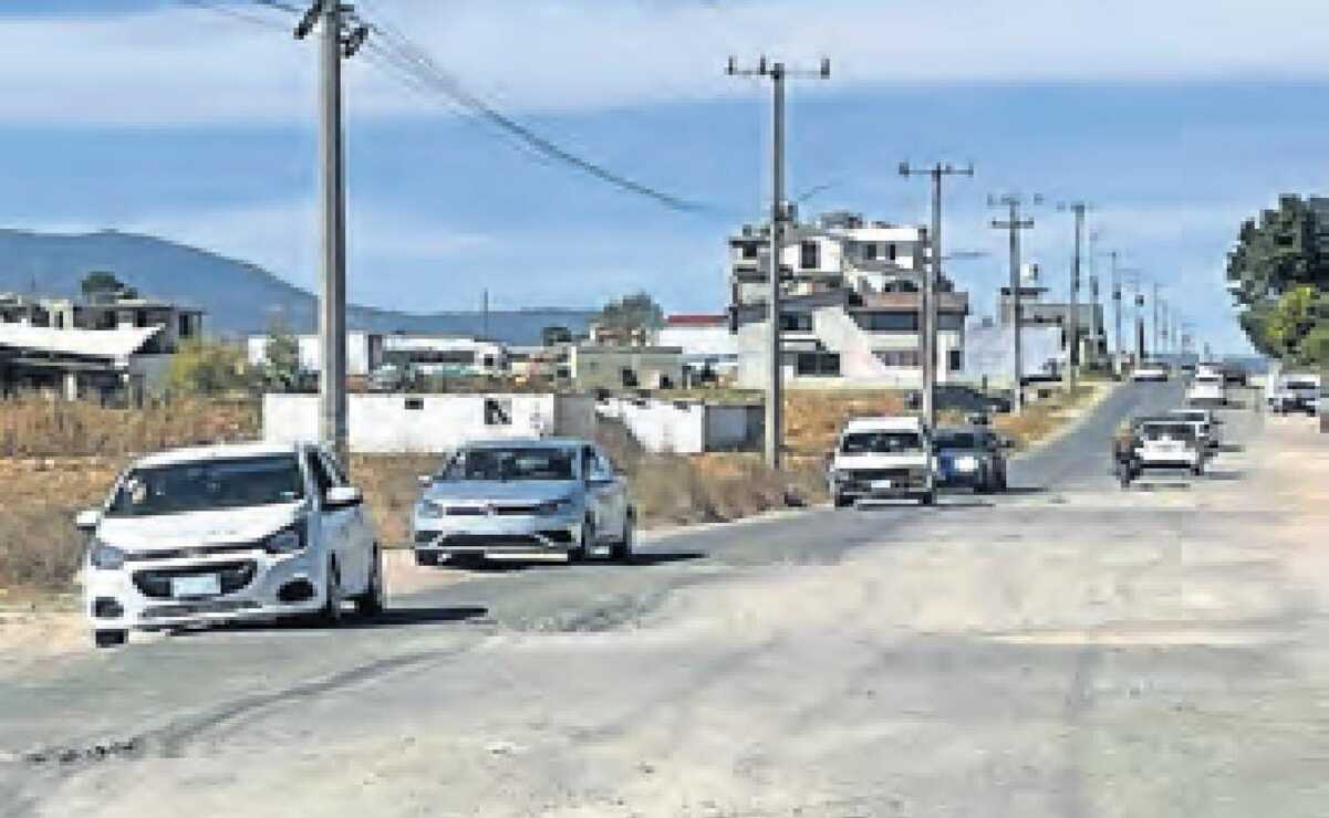 La avenida principal de acceso a la localidad, presenta un avanzado deterioro debido a años de abandono. Foto: Michelle Sánchez