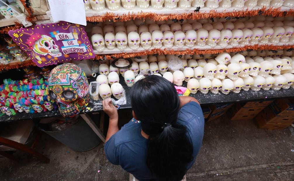 Las figuras de dulce de pepita de calabaza son una de las tres vertientes tradicionales que visten los altares toluqueños cada Día de Muertos. Foto Alejandro Vargas / El Universal