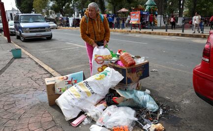 Comerciantes recolectan la basura en el primer cuadro del Palacio Municipal de Ecatepec 