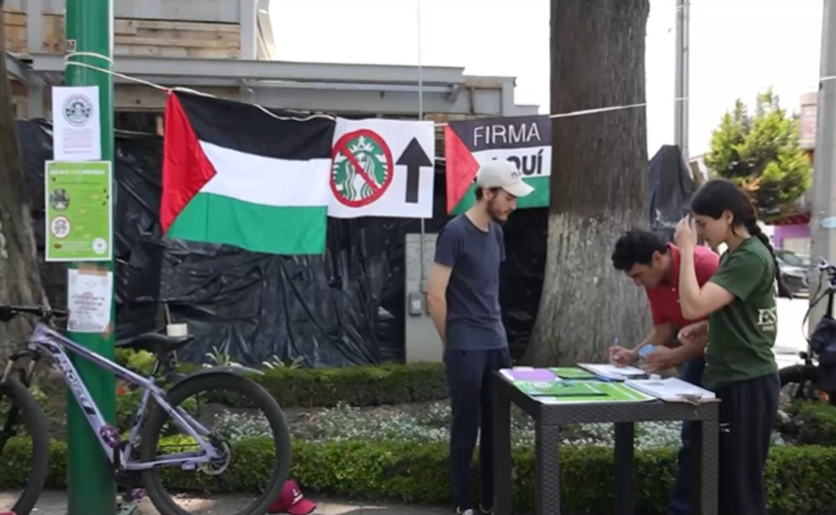 Los activistas en apoyo a Palestina realizan una colecta de firmas para frenar la construcción de la cafetería Starbucks. Foto: Arturo Hernández / El Universal Estado de México
