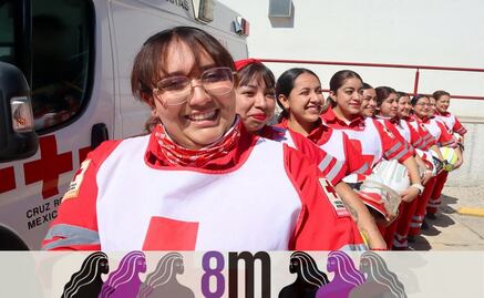 Mujeres paramédicas participan en la Marcha 8M en Toluca