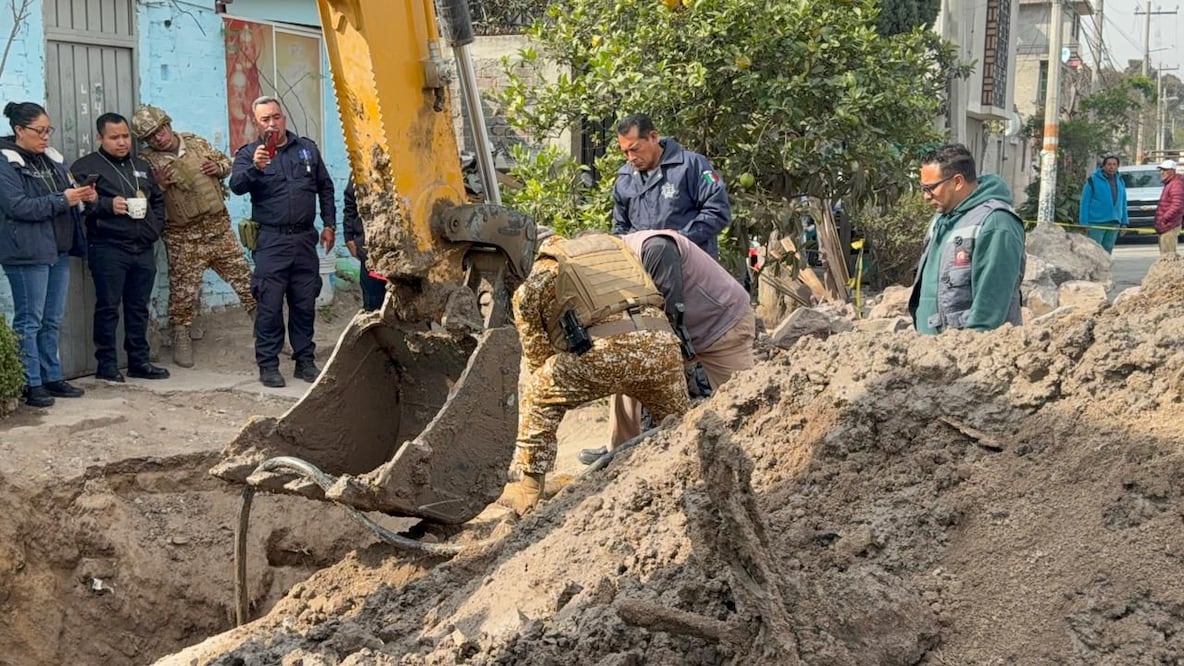 Maquinaria pesada y trabajadores de Obras Públicas realizaron el relleno total de la excavación para evitar que sea reactivada por criminales. Foto Especial