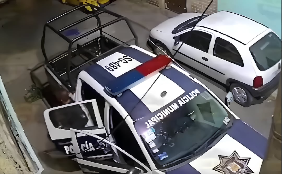 Dos policías municipales de Ecatepec fueron grabados en video haciendo del baño en vía pública Foto: Especial