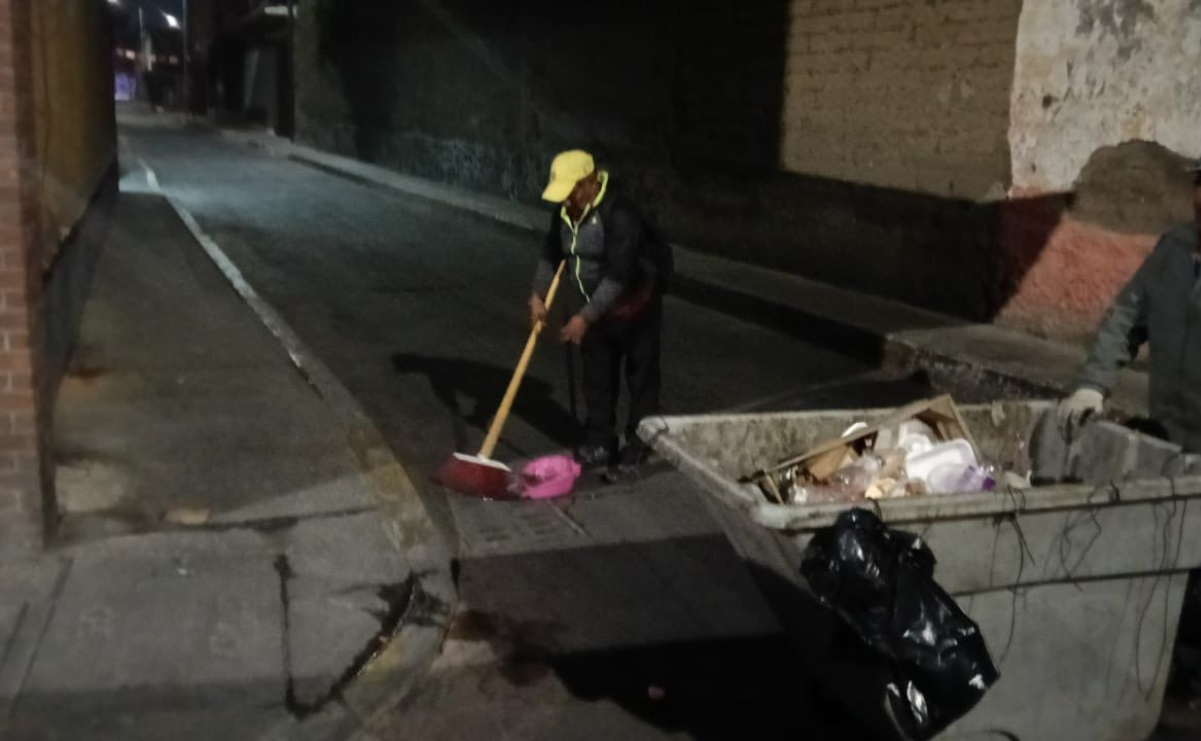 La basura acumulada en las calles de Metepec tras las conmemoraciones del Viernes Santo contrasta con la solemnidad del evento religioso. Foto: Especial