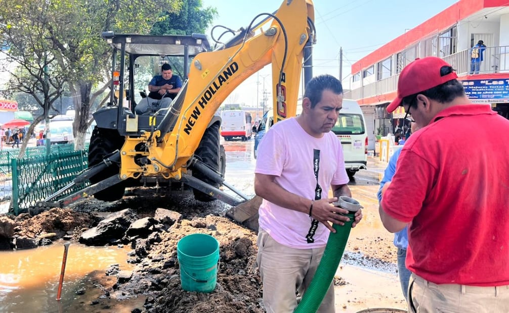 Siete trabajadores desplegaron maniobras de emergencia para evitar el desperdicio masivo del recurso hídrico. Foto Especial