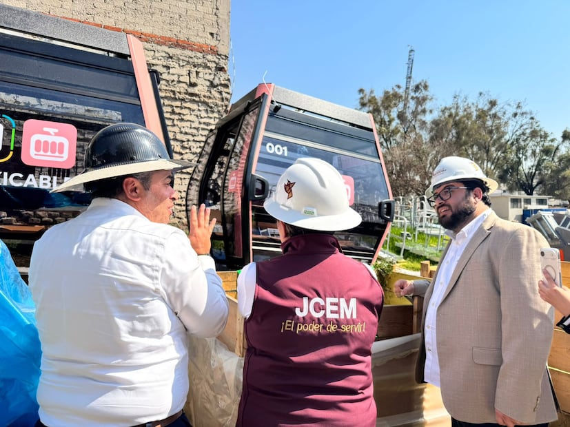 La gobernadora Delfina Gómez y el alcalde Isaac Montoya recorrieron las obras de la estación San Antonio Zomeyucan. Foto Especial
