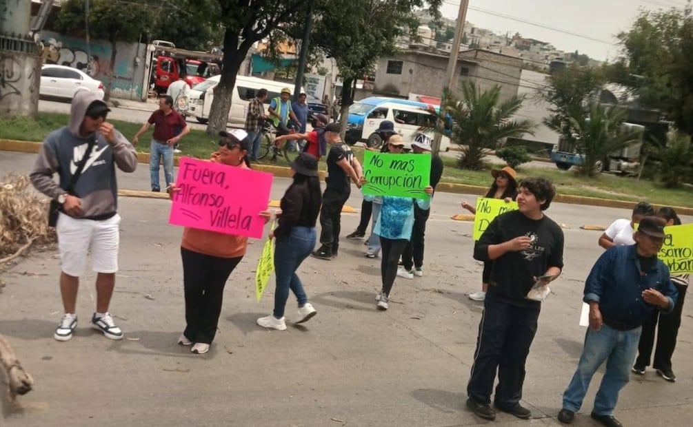Conductores particulares enfrentan severos asentamientos viales y son desviados hacia el puente de incorporación a la carretera México-Querétaro. Foto Especial