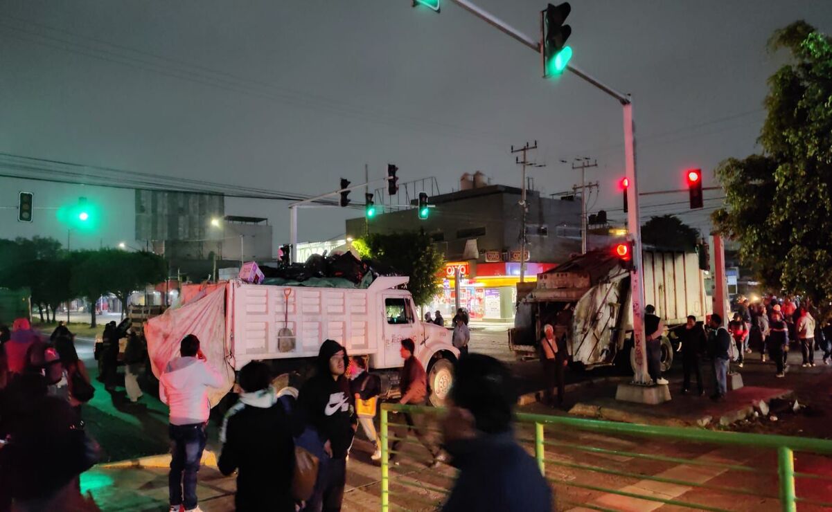 Los manifestantes colocaron dos camiones recolectores de basura para no dejar pasar a los automotores. Foto: Especial