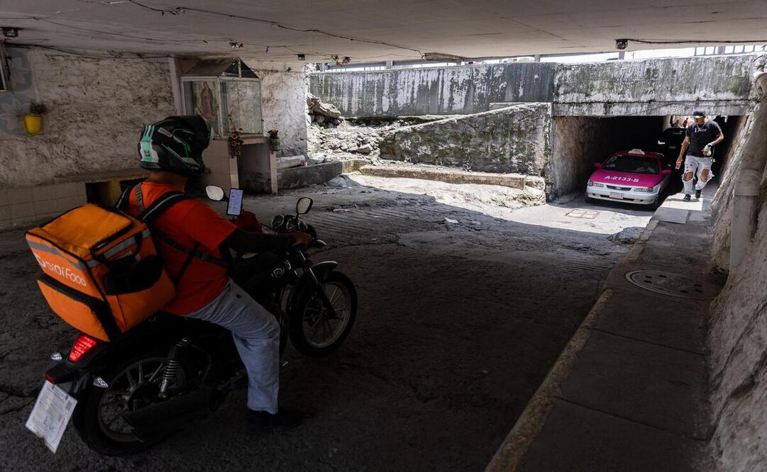 En un tramo de 2 kilómetros, aproximadamente, sobre la carretera de peaje hay tres bajo puentes en donde la iluminación es prácticamente nula. Foto: Hugo Salvador / El Universal Estado de México