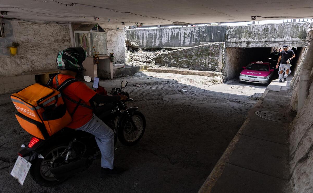 Bajo puentes de la autopista México-Puebla, un peligro para los automovilistas