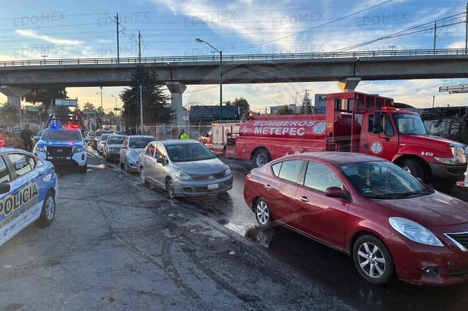 Los elementos de Bomberos también revisaron el lugar ya que se encontraba una torre de electricidad lo que pudo causar un incidente mayor. Foto: Alejandro Vargas. El Universal