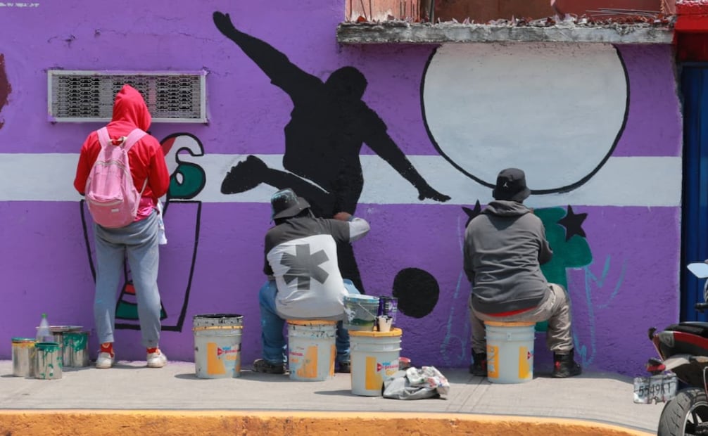 La alcaldesa Azucena Cisneros encabeza la jornada de limpieza y reforestación en la zona de Av. Central y Pichardo Pagaza. Foto Especial