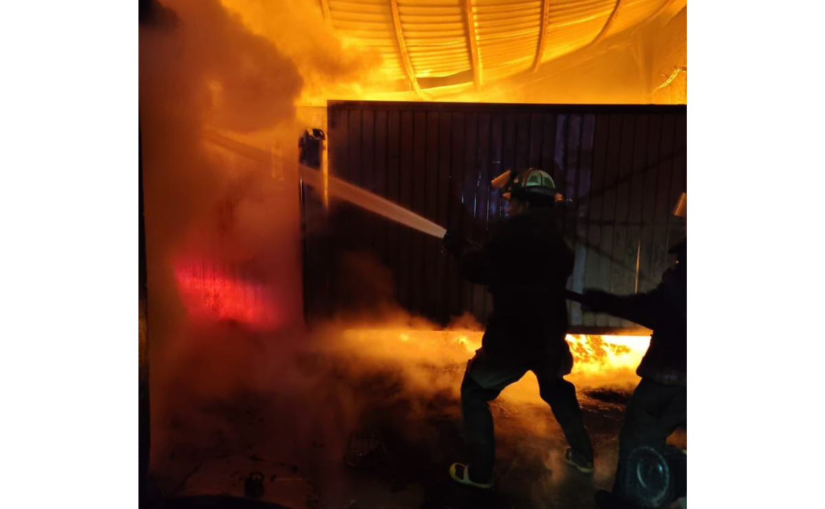 Elementos de Protección Civil trabajan arduamente para controlar el fuego en Granjas Valle de Guadalupe Foto: Especial