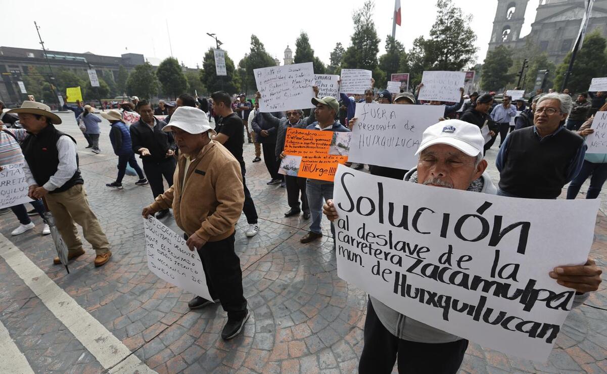 Los ciudadanos exigen la reconstrucción de la carretera a Zacamulpa, la cual no ha sido atendida desde el deslave del pasado 6 de septiembre. Foto: Jorge Alvarado