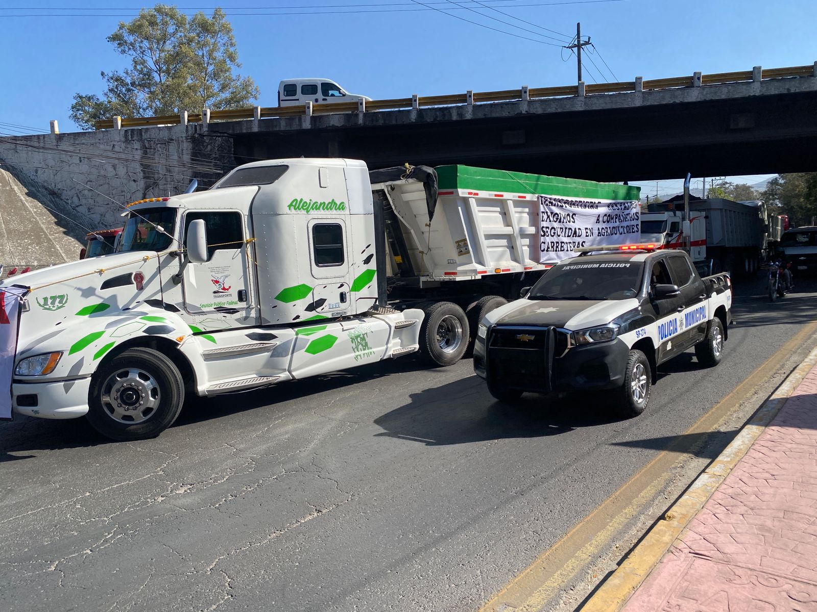 Policías municipales se mantienen alerta para realizar traslado de pasajeros si se requiere ya que al momento los cierres son parciales. Foto: Emilio Fernández/ El Universal