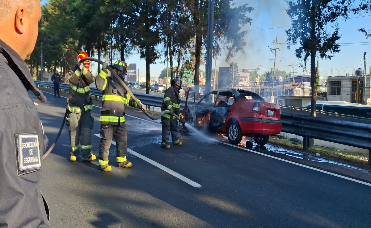 Tras el incidente, bomberos arribaron hasta el sitio para sofocar las llamas en el vehículos. Foto: Especial