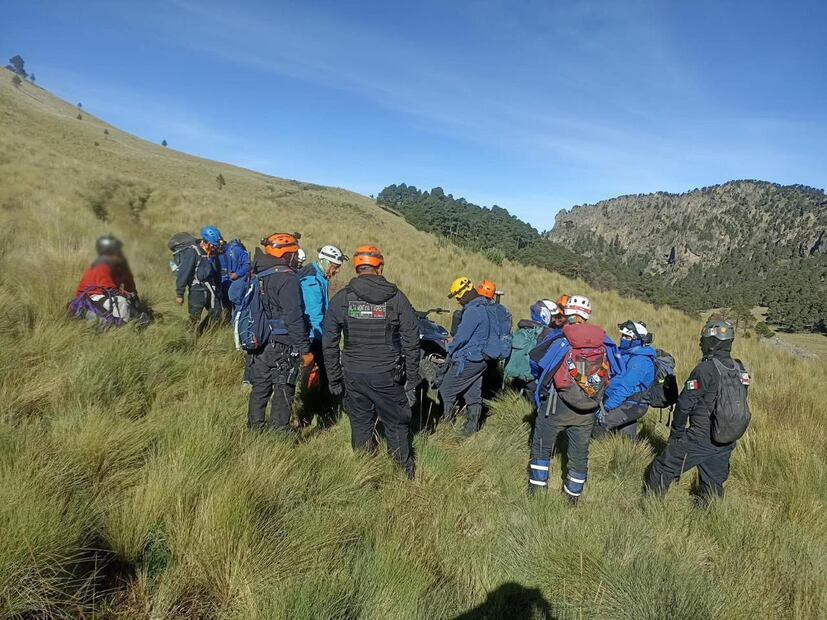 La montañista fue localizada en el paraje Cruz de Rosas y trasladada hasta La Joyita, donde fue entregada a una acompañante. Foto especial