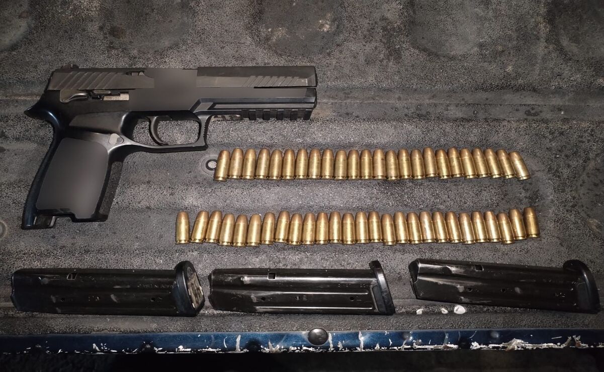 Entre las pertenencias de los sospechosos encontraron armas de fuego. Foto: Especial.