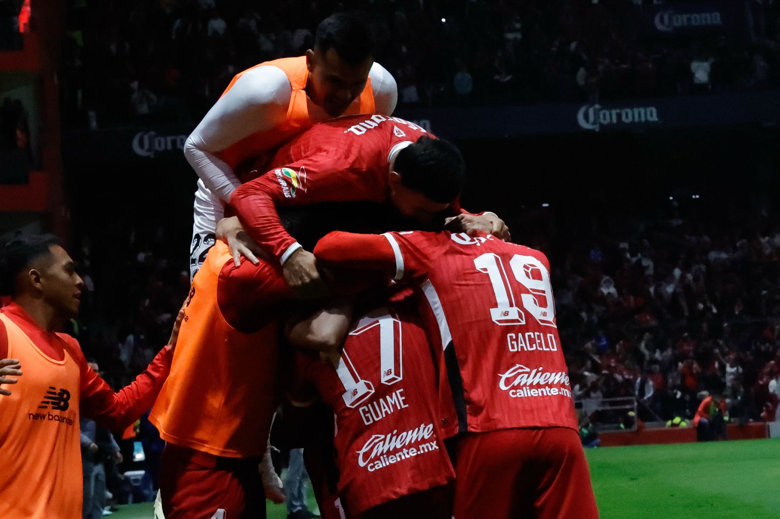 Los mexiquenses celebraron el triunfo en su casa, el Estadio Nemesio Diez. Foto Jorge Alvarado