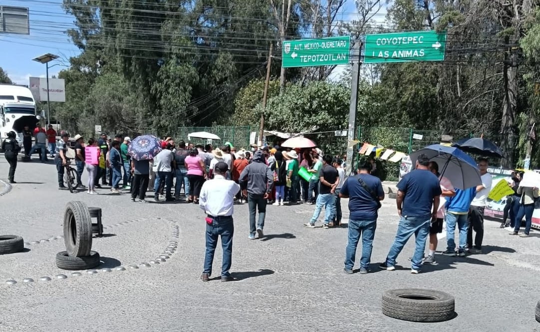 Vecinos mantienen cerrada la vialidad mientras esperan acuerdos con autoridades. Foto especial