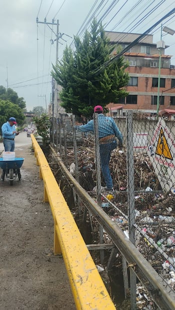 En las labores de limpieza participaron trabajadores de OAPAS, de la Conagua, de CAEM y elementos de Protección Civil estatal. Foto. Especial