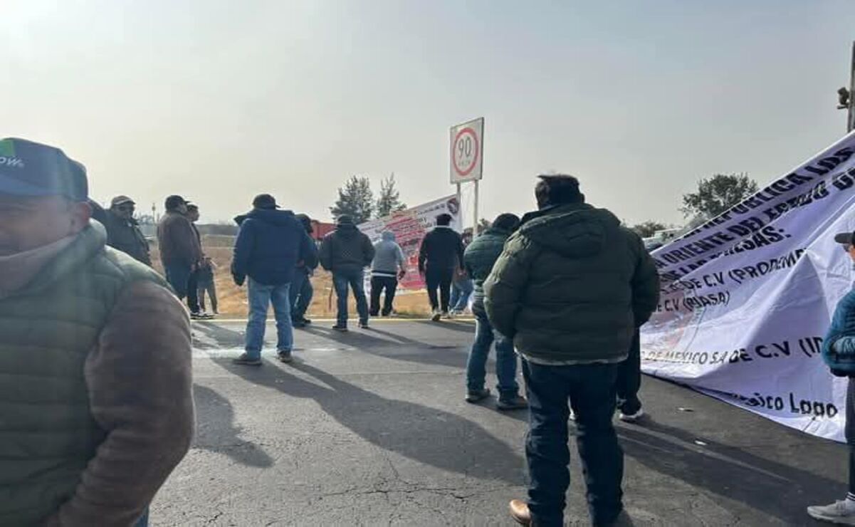 Transportistas bloquean la autopista Peñón-Texcoco por falta de pago