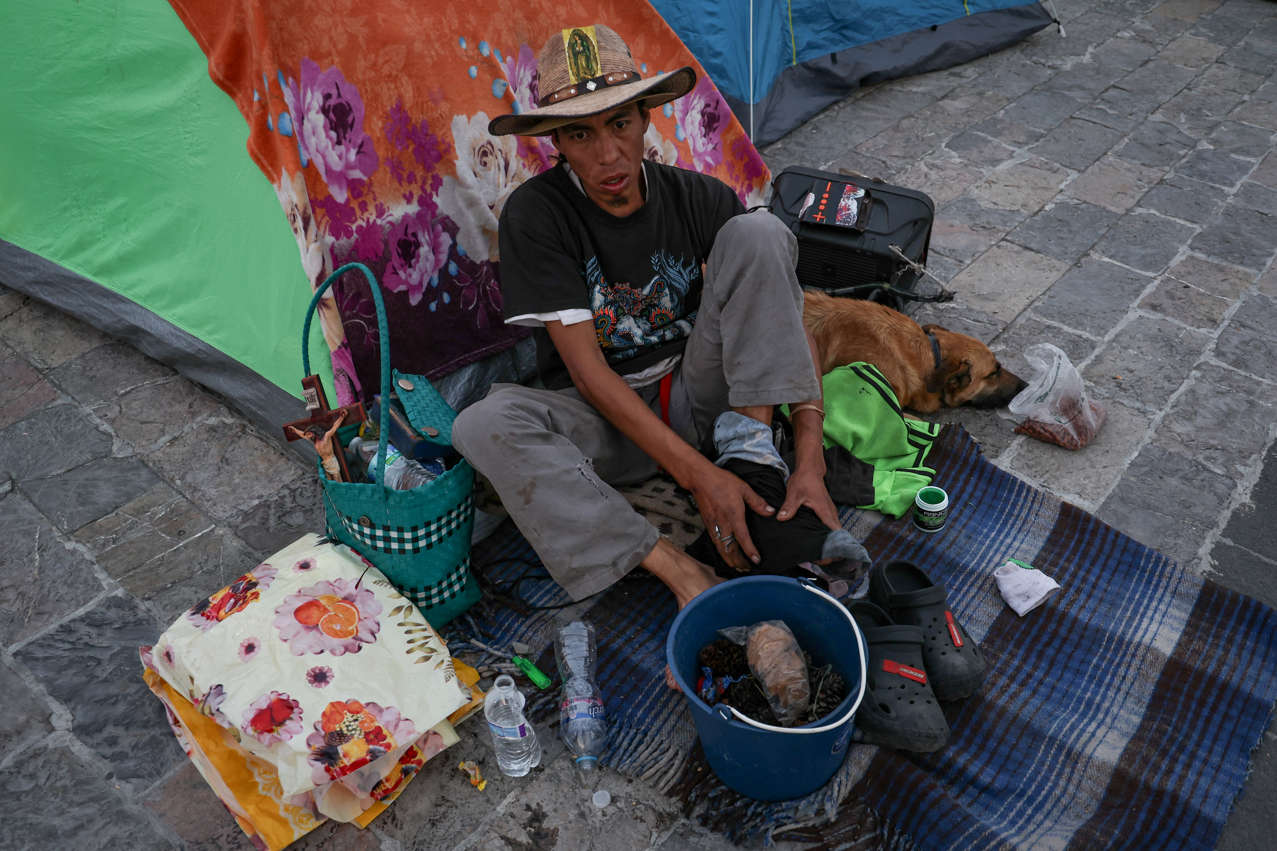 Alberto Quezada peregrinó acompañado de su mascota "Jack" / Foto Luis Camacho