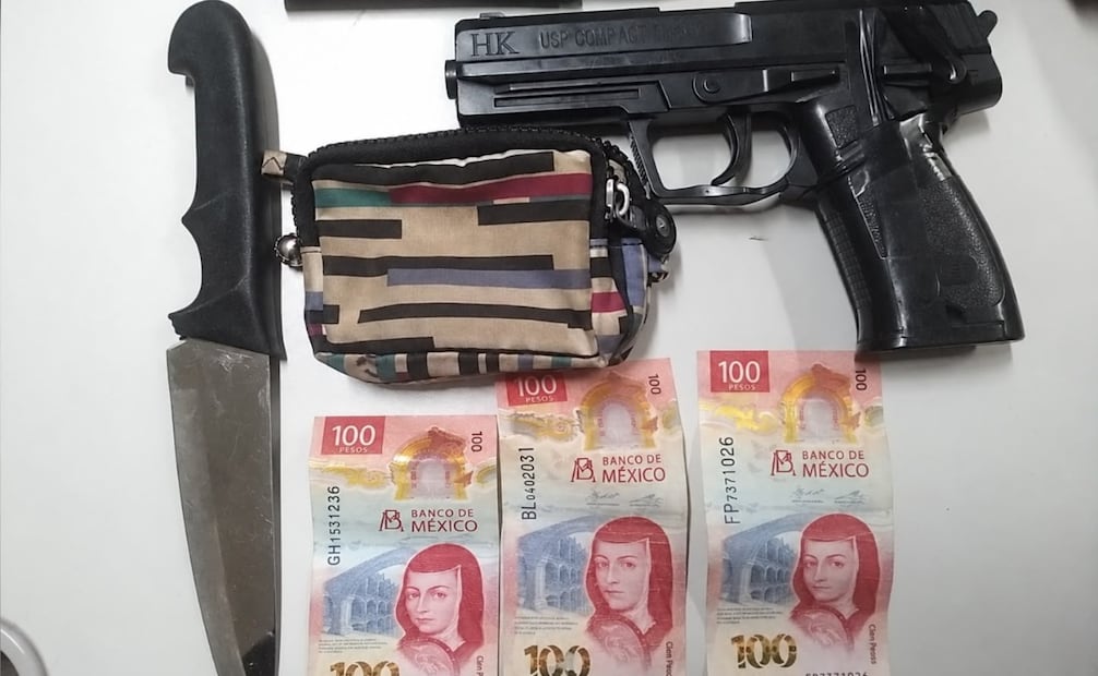 Policías municipales aseguraron una réplica de arma de fuego, dos objetos punzocortantes y dinero en efectivo. Foto especial