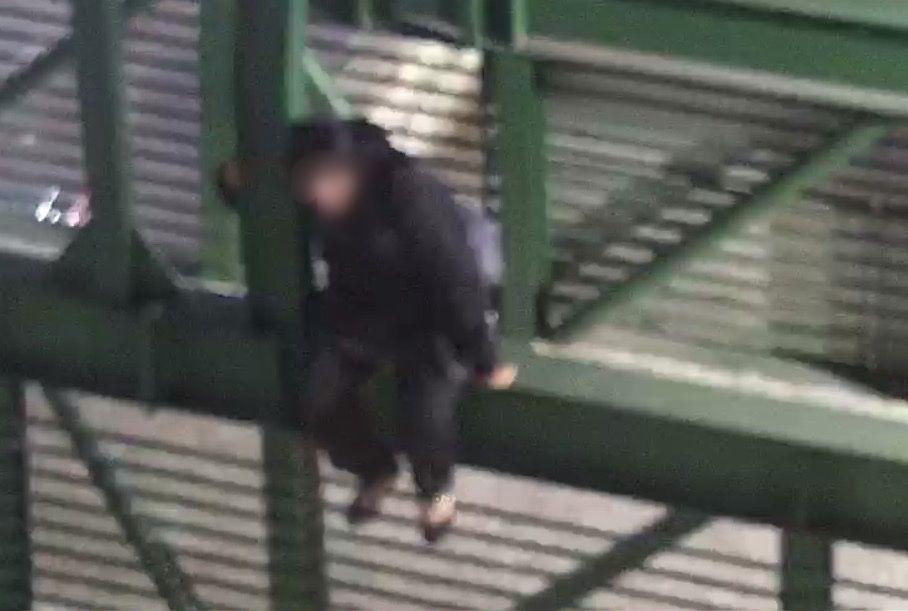 La mujer subió a la estructura metálica en Periférico Norte y Calzada San Esteban. Foto Especial