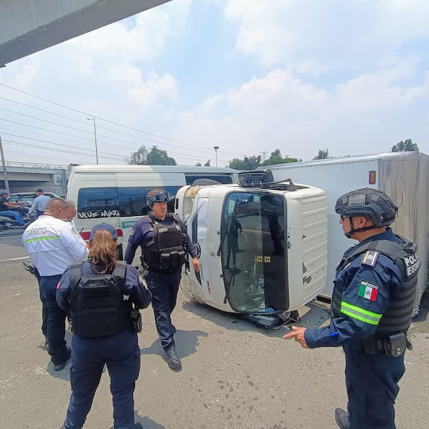 Paramédicos de Protección Civil atendieron a las personas que resultaron afectadas por el percance vial. Foto especial