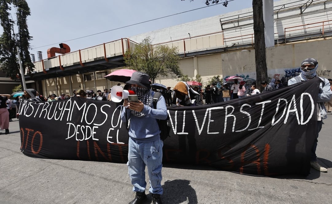 Los estudiantes se manifestaron frente a Rectoría / Foto: Jorge Alvarado