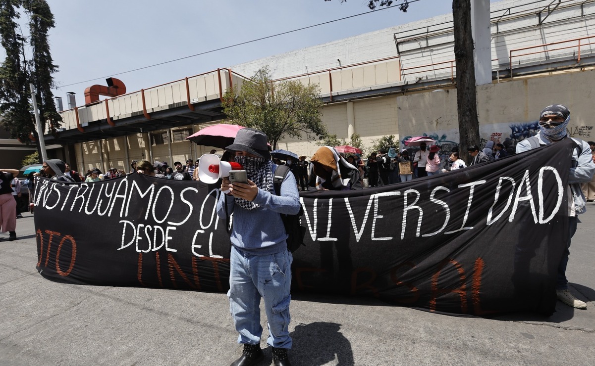 Los estudiantes se manifestaron frente a Rectoría / Foto: Jorge Alvarado