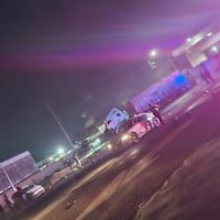 Intento de asalto termina con tráiler estrellado en caseta de CAPUFE