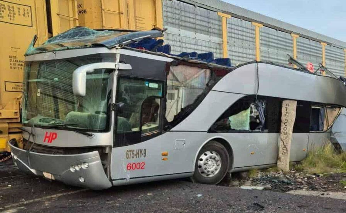 La unidad intentó ganarle el paso al tren / Foto Especial