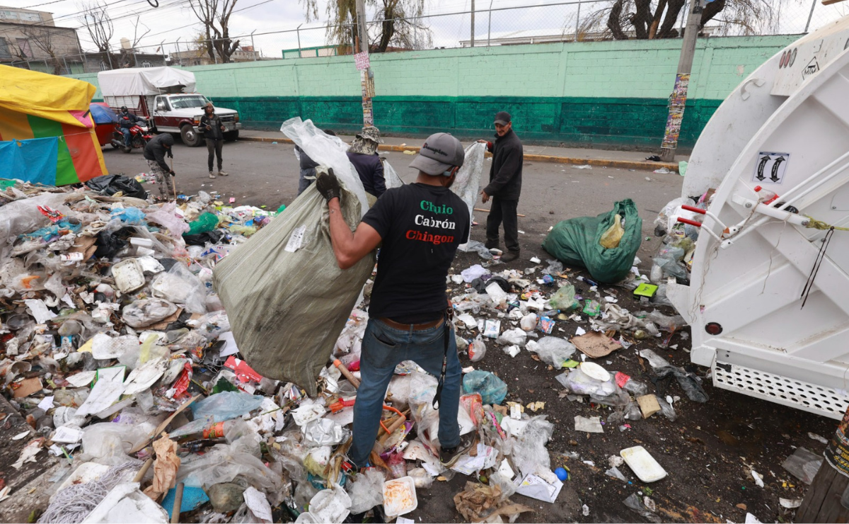 La gobernadora Delfina Gómez pide tu apoyo: la basura es la principal causa de inundaciones. ¡Deposita los desechos en su lugar y ayuda a proteger el Edomex! Foto: Alejandro Vargas