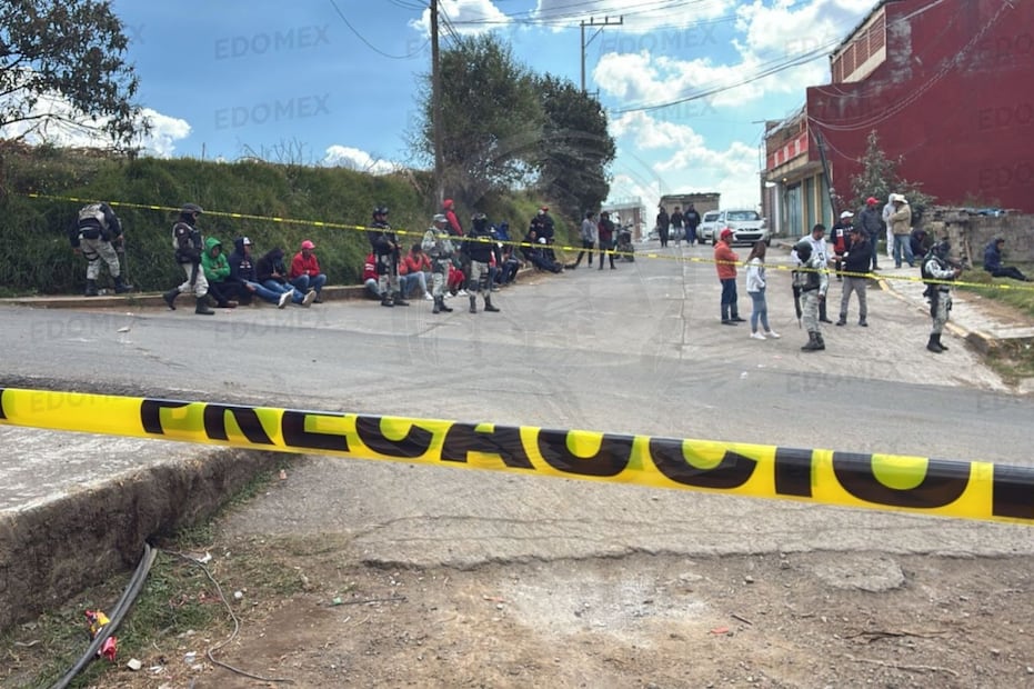 Momentos después del enfrentamiento donde 80 personas superaron en número a las fuerzas del orden. Foto Alejandro Vargas / El Universal Edomex