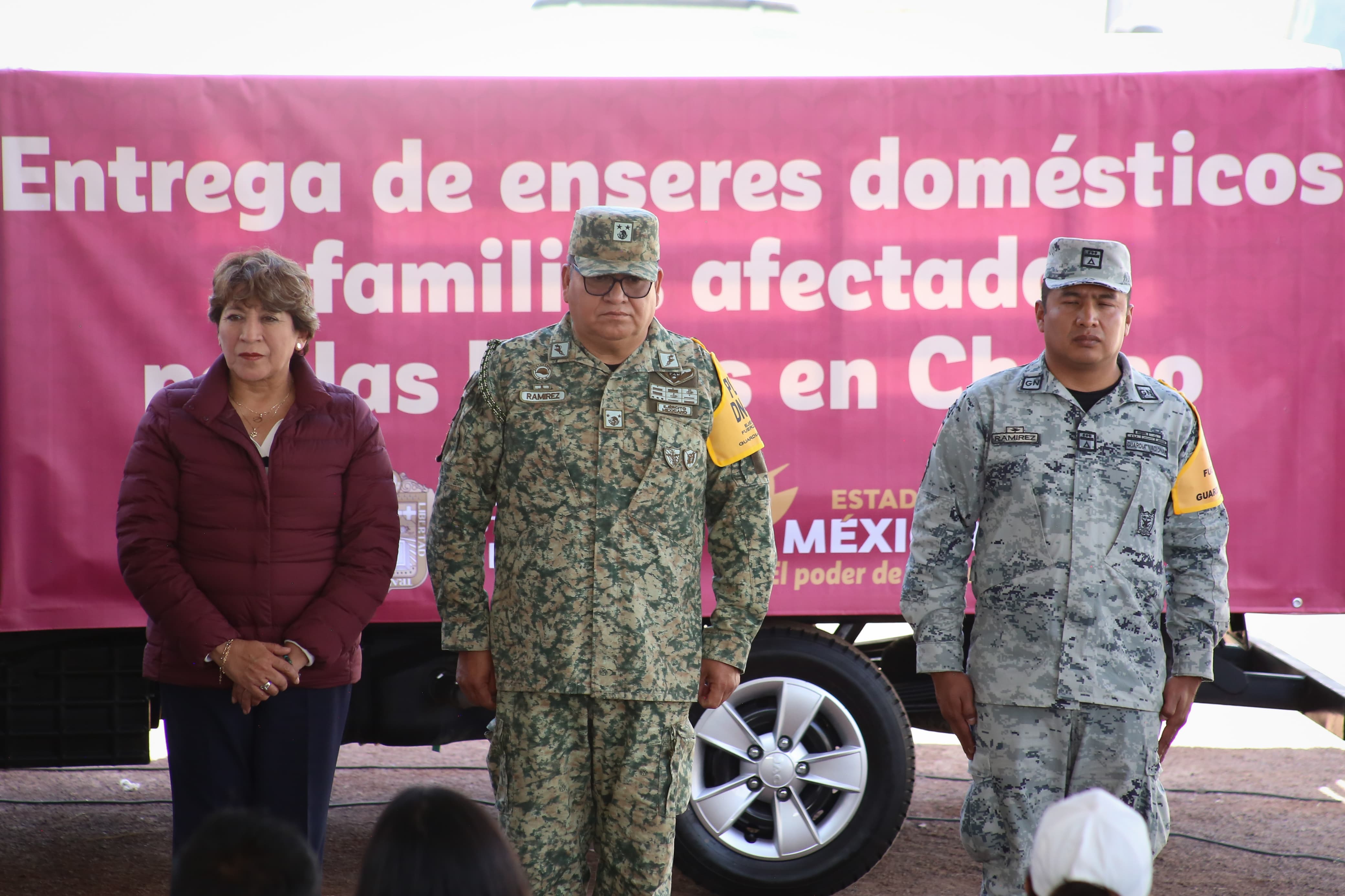 El Ejercito apoyo en las labores de limpieza tras la inundación registrada en la zona. Foto Luis Camacho