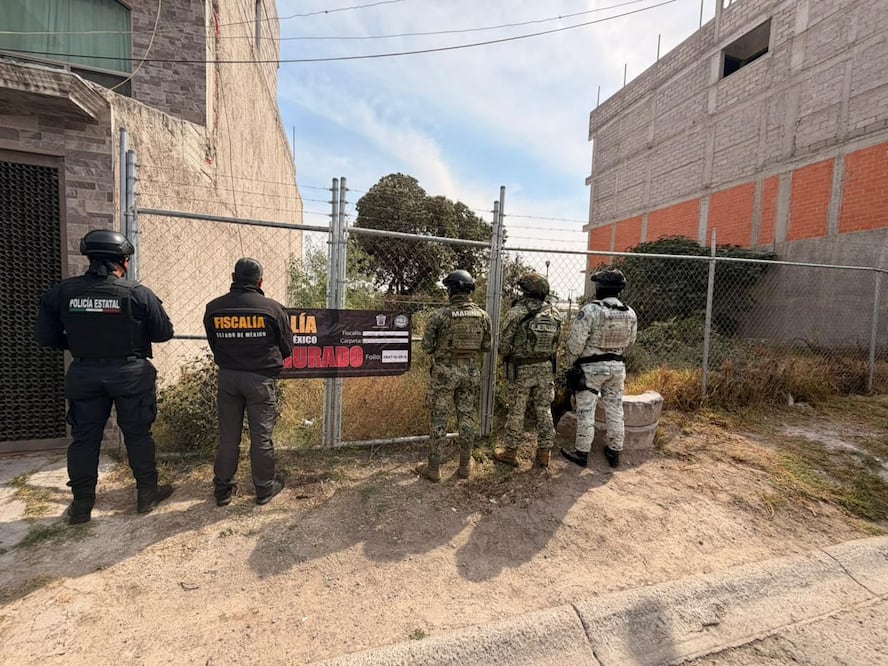 Elementos de la FGJEM, SEDENA y Guardia Nacional durante el aseguramiento de un inmueble vinculado a delitos contra la propiedad. Foto Especial