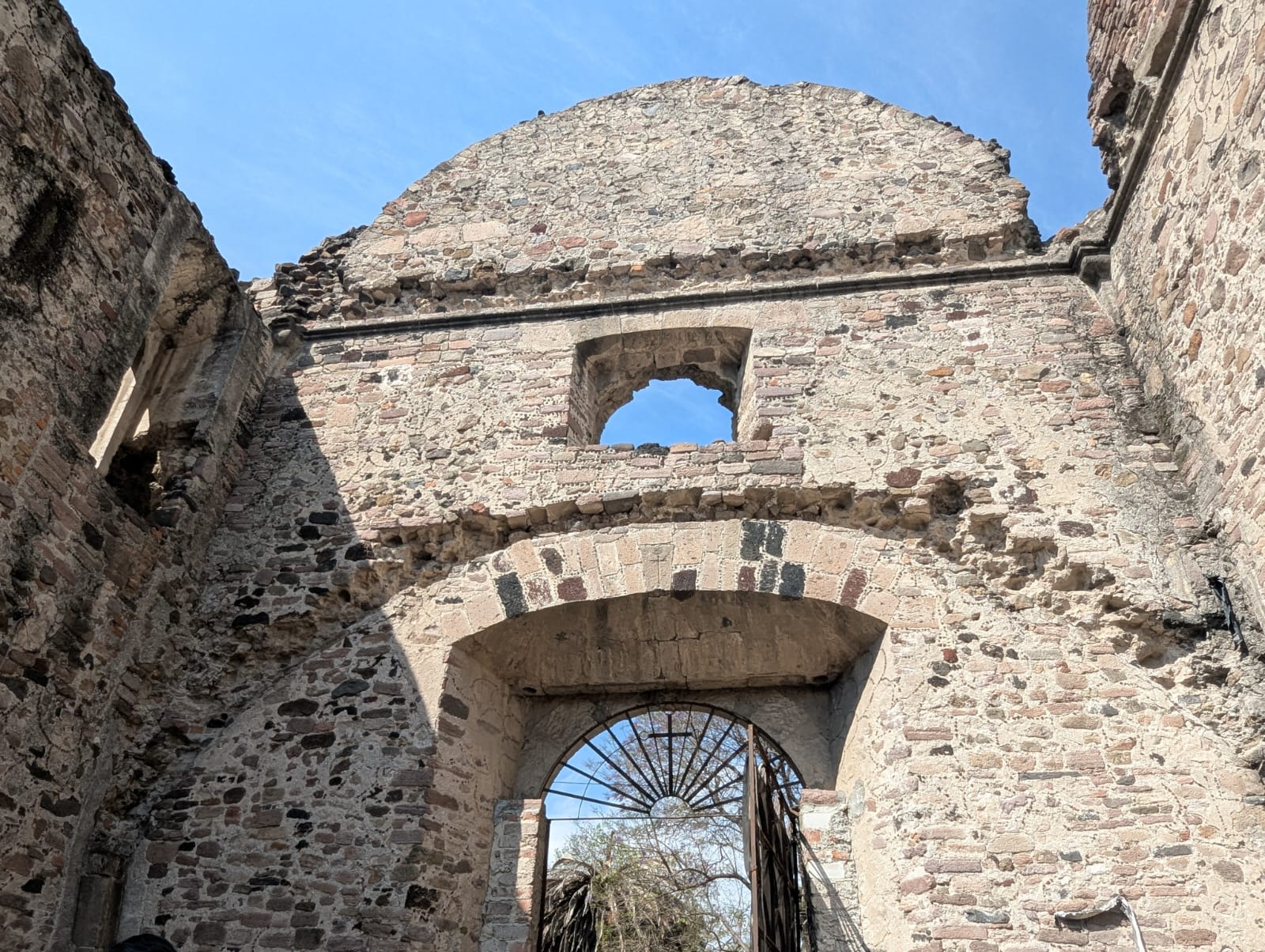 Se emplearán materiales y técnicas tradicionales en la restauración, como la utilización de cal y lodo para las bóvedas, con el fin de preservar la autenticidad del edificio. Foto Especial