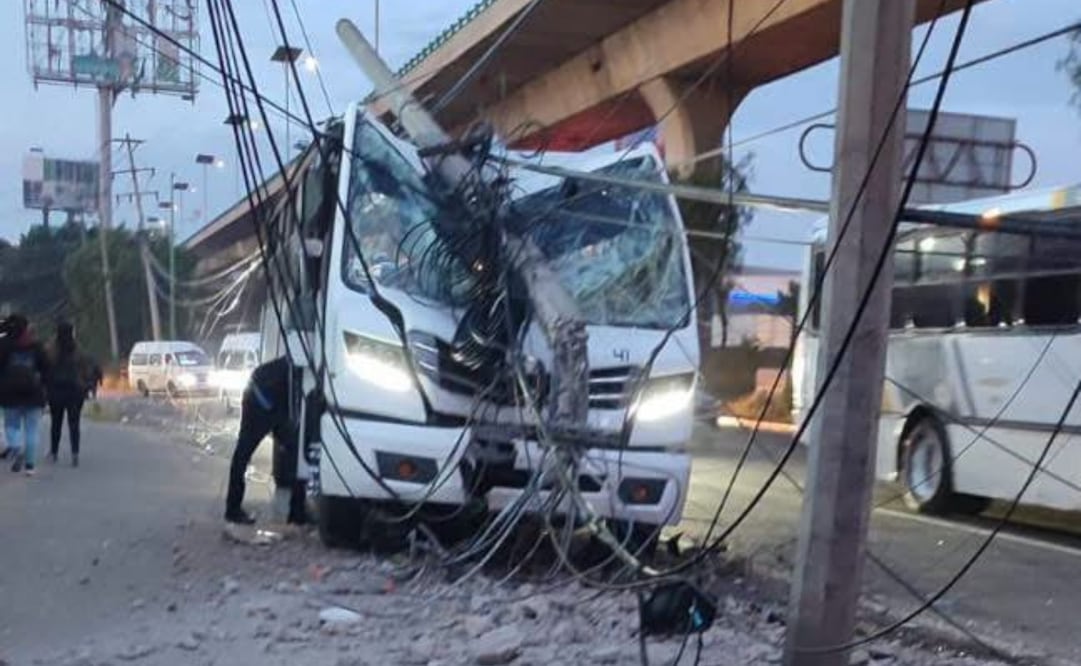 El autobús escolar quedó con daños en la parte frontal tras impactar contra un poste de luz en Tultitlán. Foto especial