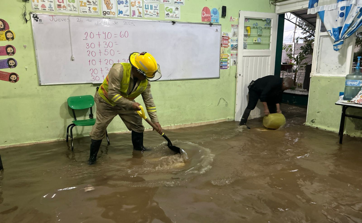 Padres y autoridades trabajan para sacar a los alumnos de la Primaria Benito Juárez, una escuela que se inunda constantemente. Foto: Especial
