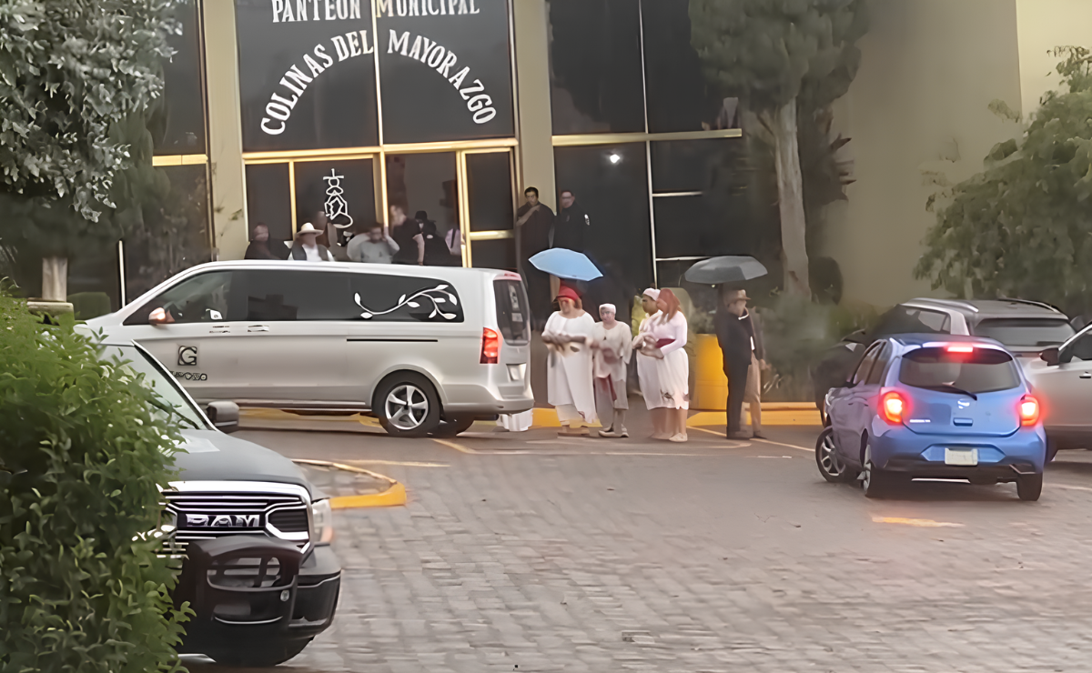 Familiares y amigos despiden a Ximena Guzmán con un ritual prehispánico de sahumerio y copal en el panteón municipal de Juchitepec Foto: Emilio Fernández