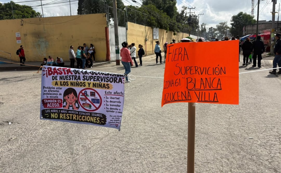 Madres de familia colocaron pancartas en la entrada de la primaria Libertad, en Cuautitlán Izcalli. Arturo contreras/ El Universal